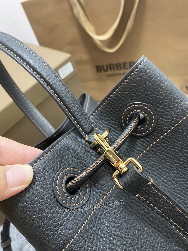 Burberry專櫃新版小牛皮水桶包 巴寶莉TB包系列抽繩肩背水桶包 yxb1166